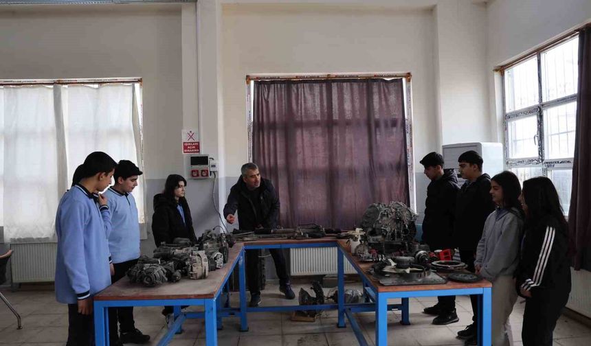 Diyarbakır'da öğrenciler aldıkları eğitimlerle otomotiv sektörüne giriyor