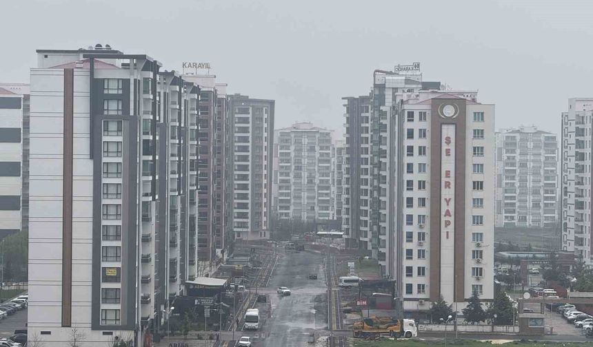 Diyarbakır'da olumsuz hava şartları uçak seferlerini iptal ettirdi