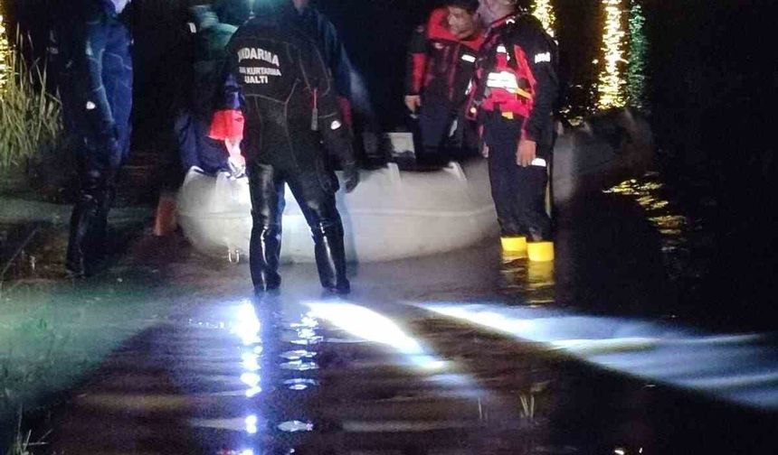 Diyarbakır'da selde mahsur malan çoban kurtarıldı