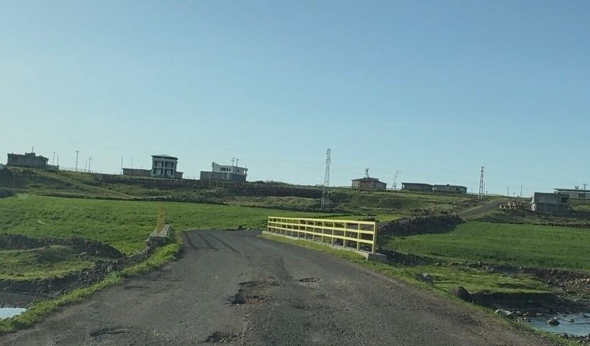 Diyarbakır'da yağışların ardından yollar köstebek yuvasına döndü