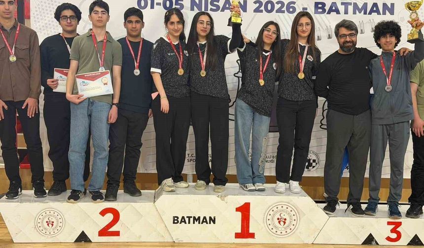 Diyarbakırlı öğrencilerden satrançta çifte zafer