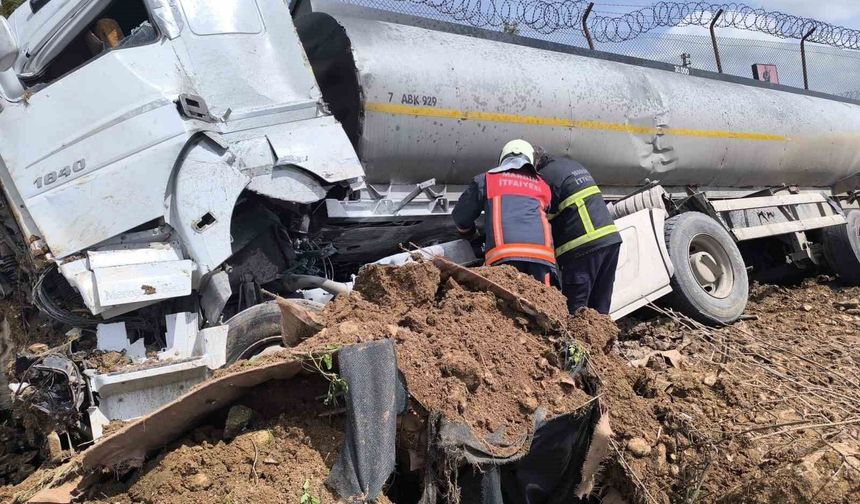 Mardin'de kontrolden çıkan yakıt tankerinin sürücüsü yaralandı