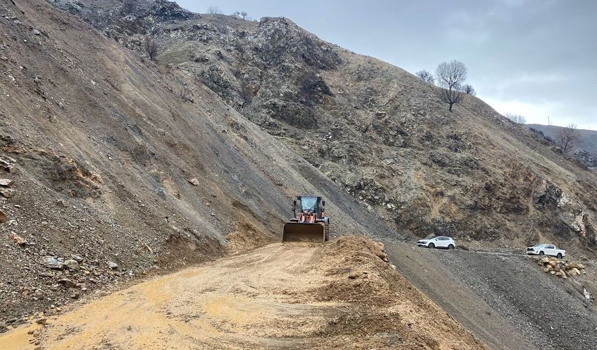 Sason'da köy yolunda heyelan