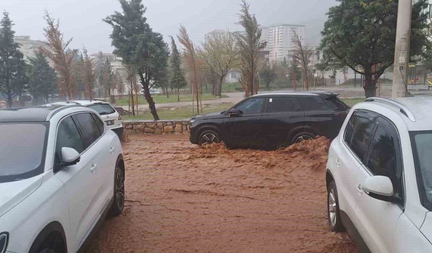 Silvan'ı sel vurdu