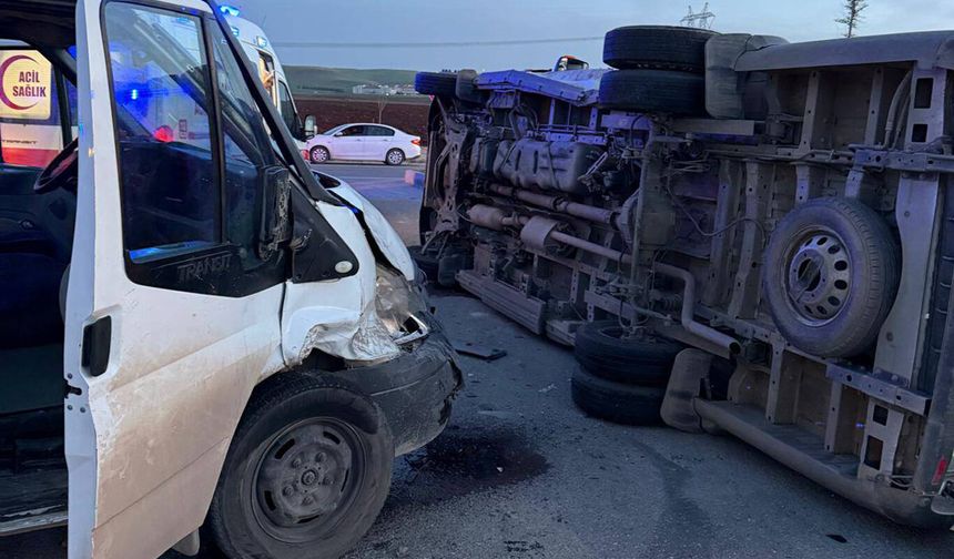 Batman’da kavşakta kaza: Servis aracı devrildi