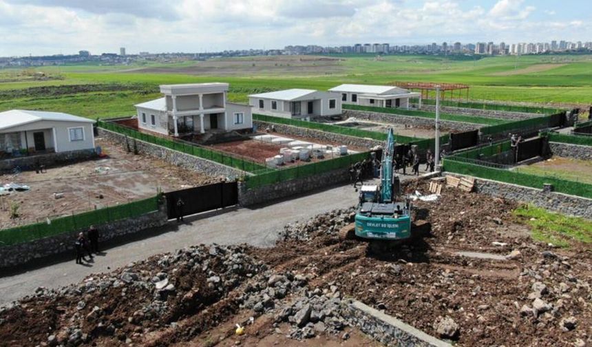 Diyarbakır'da 13 kaçak villanın yıkımına başlandı