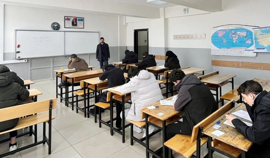 Bingöl’de “Umre Ödüllü Gençlik Bilgi Yarışması” düzenlendi