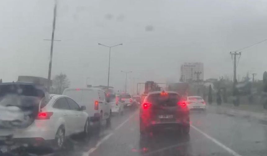 Diyarbakır'da sağanak ve dolu yağışı etkili oldu