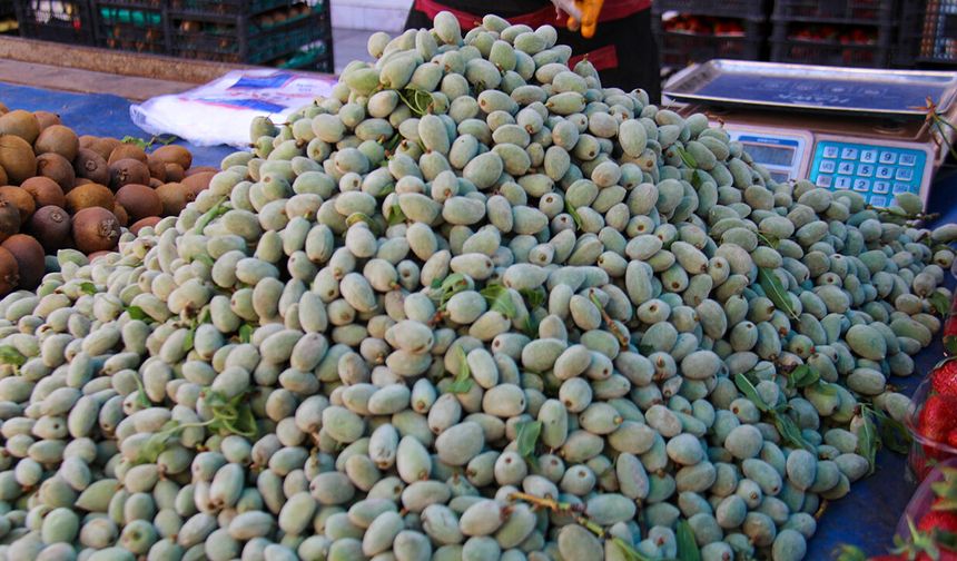 Diyarbakır'da baharın habercisi çağla tezgâhlarda