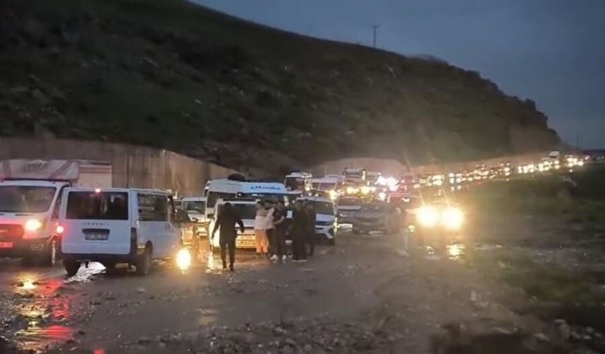 Cizre’de heyelan yolu kapattı, çok sayıda araç ve vatandaş mahsur kaldı