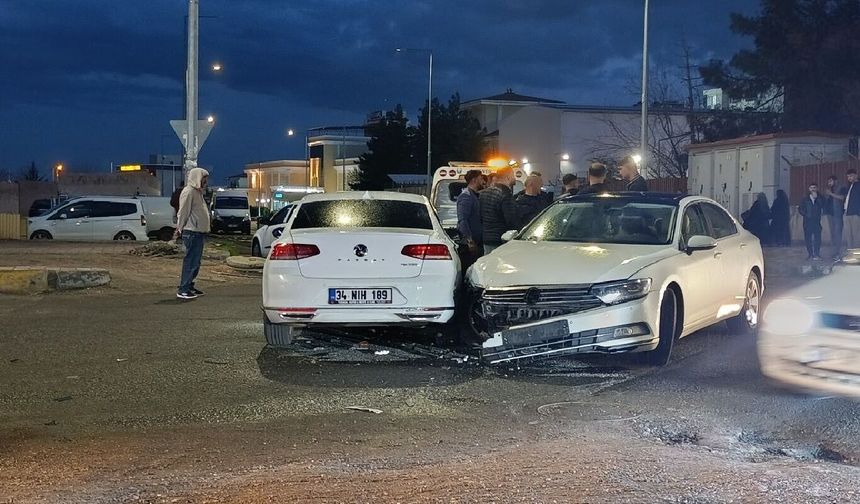Diyarbakır'da 2 otomobil çarpıştı