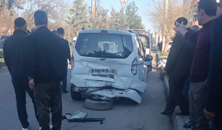 Diyarbakır'da 3 hafif ticari araç çarpıştı: 2 yaralı