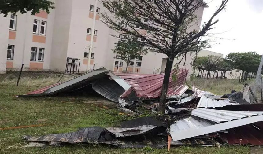 Diyarbakır’da rüzgar çatıyı uçurdu: Fabrikaya çarptı