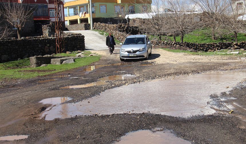 Diyarbakır’da yol çilesi: Öğrenciler okula 2 kilometrelik yolu yürüyerek gidiyor