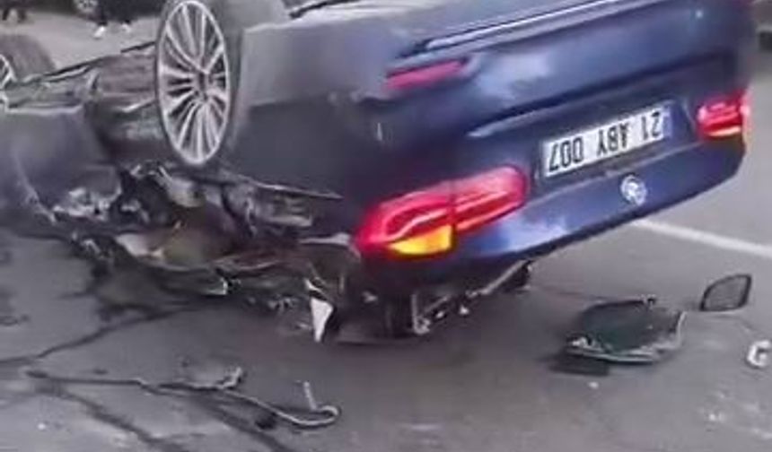 Diyarbakır'da zincirleme kazada otomobil takla attı: 2 yaralı