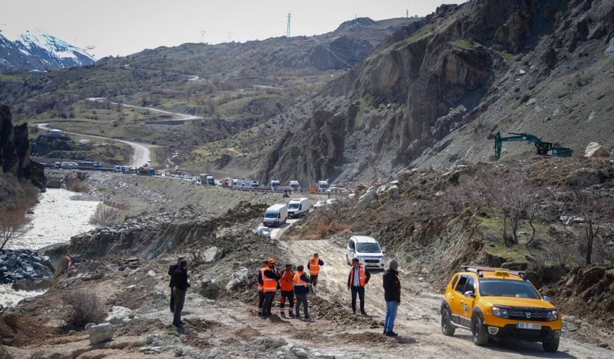 Hakkari-Van kara yolundaki heyelan bölgesinde çalışmalar sürüyor