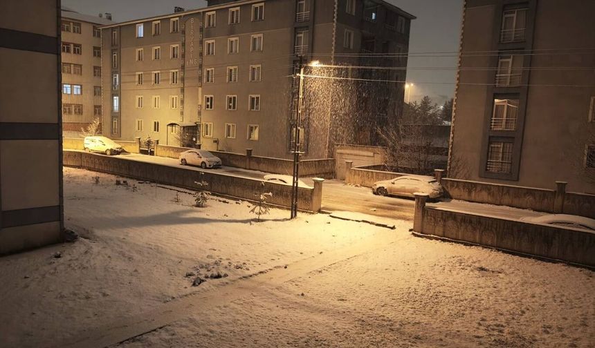 Kars’ta nisan ayının son günlerinde kar etkili oldu