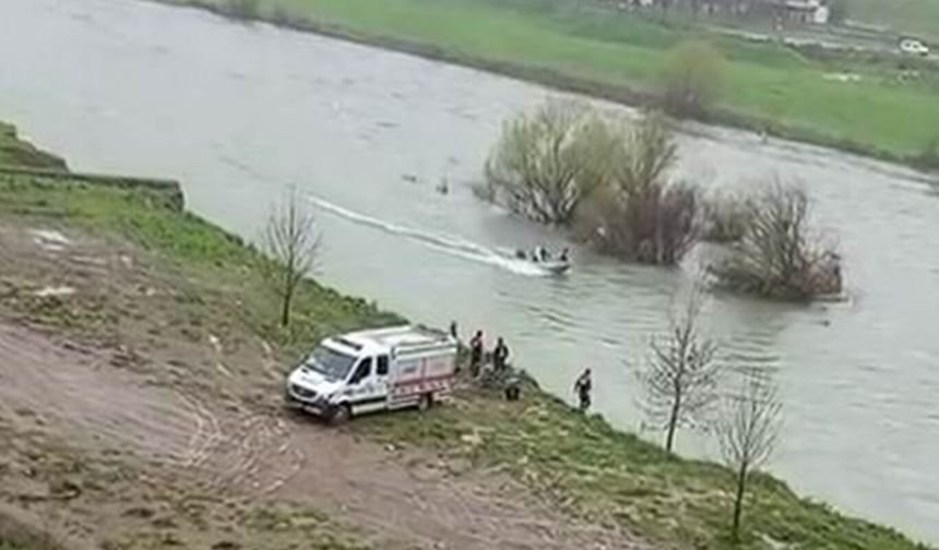 Dicle Nehri’nde mahsur kalan şahsı AFAD kurtardı