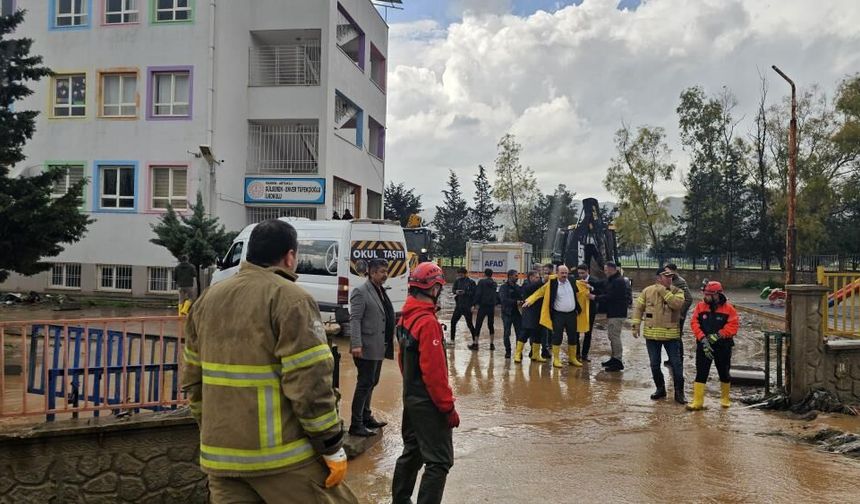 Mardin'de sel baskını: 75 öğrenci okulda mahsur kaldı