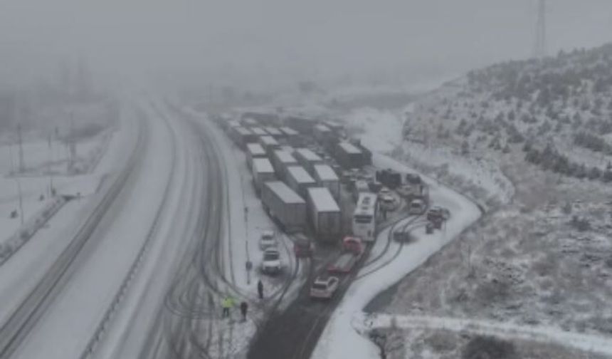 Nisan ayında kış geri geldi: Erzincan-Sivas karayolu ulaşıma kapandı