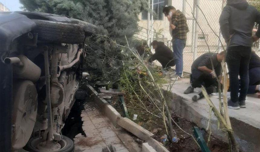 Diyarbakır’da drift atan şahıs kaldırımdaki öğrencilere çarptı: 2 yaralı