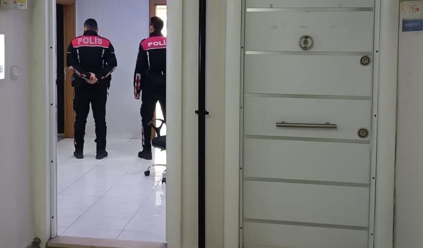 Plazada silahlı kavga: 1 ölü; baba-oğul yakalandı