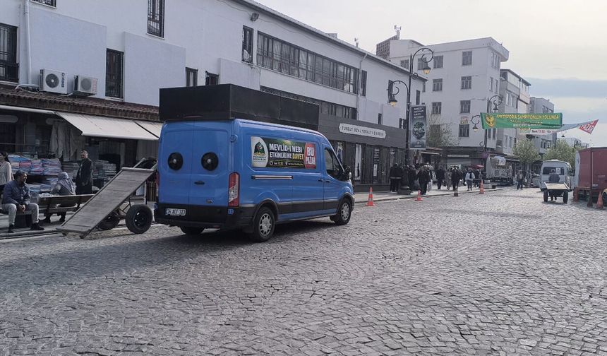 Anons araçları Mevlid-İ Nebi etkinliği için Diyarbakır sokaklarında