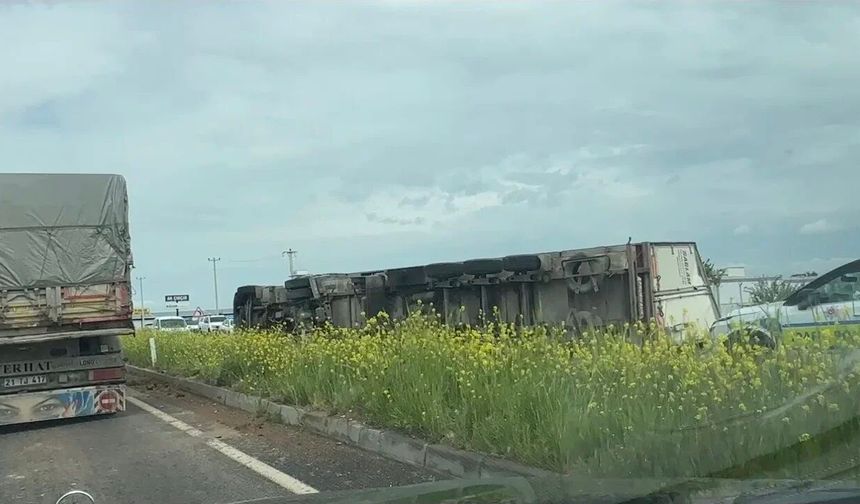 Bismil yolunda tır kazası: Trafik aksadı, araç kuyruğu oluştu