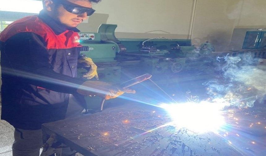 Siirt’te mesleki eğitim: Öğrenciler mezun olmadan iş sahibi oluyor