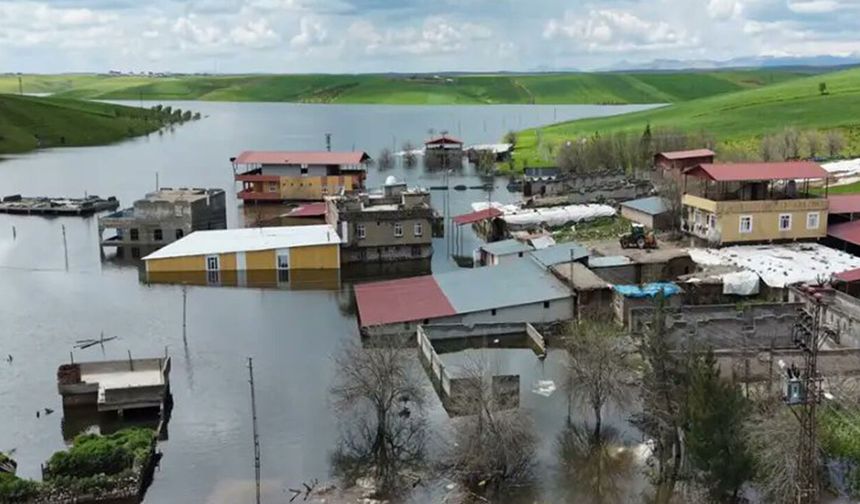 Diyarbakır'da baraj kapakları açıldı köy sular altında kaldı