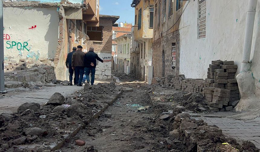 Sur'da altyapı çalışmaları yarım kaldı: Mahalleler karanlığa gömüldü