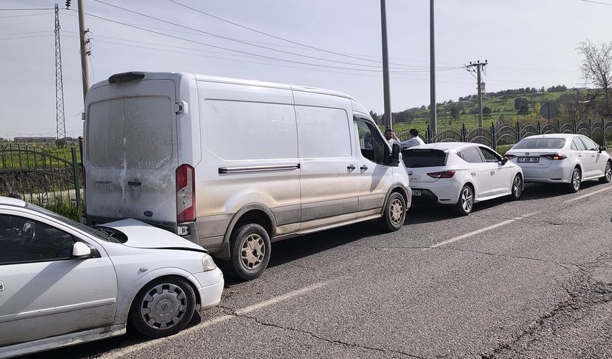 Diyarbakır'da zincirleme kaza: Trafik kilitlendi