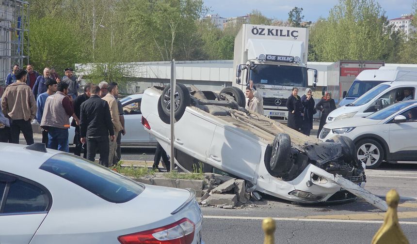 Diyarbakır'da otomobil refüje çarpıp ters döndü