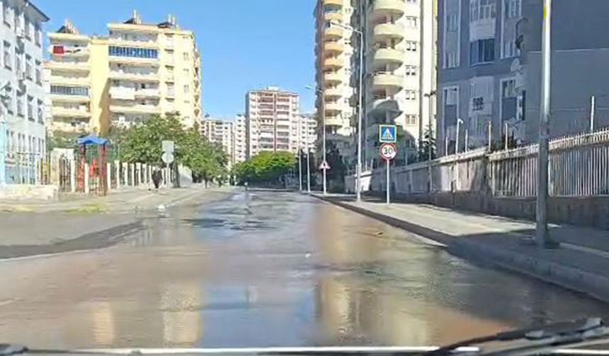 Diyarbakır'da su borusu patladı: Yüzlerce metrelik alan sular altında