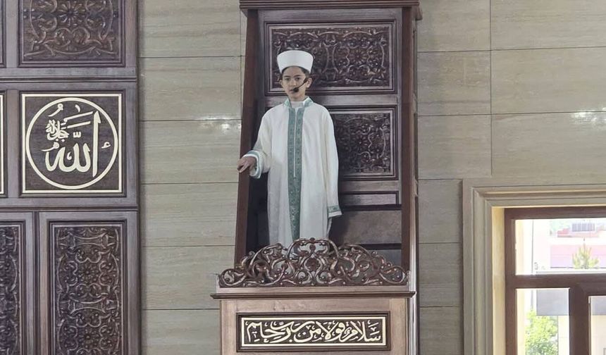 13 yaşındaki hafız minbere çıktı, cemaati mest etti