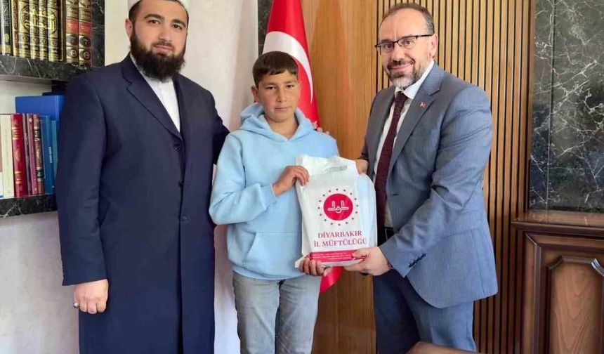 Cami inşaatına kumbarasını bağışlayan genç ödüllendirildi