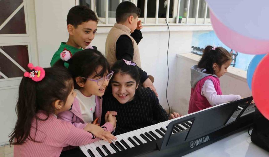 Diyarbakır'da işitme ve görme engelli öğrenciler Bilim Fuarı'na katıldı