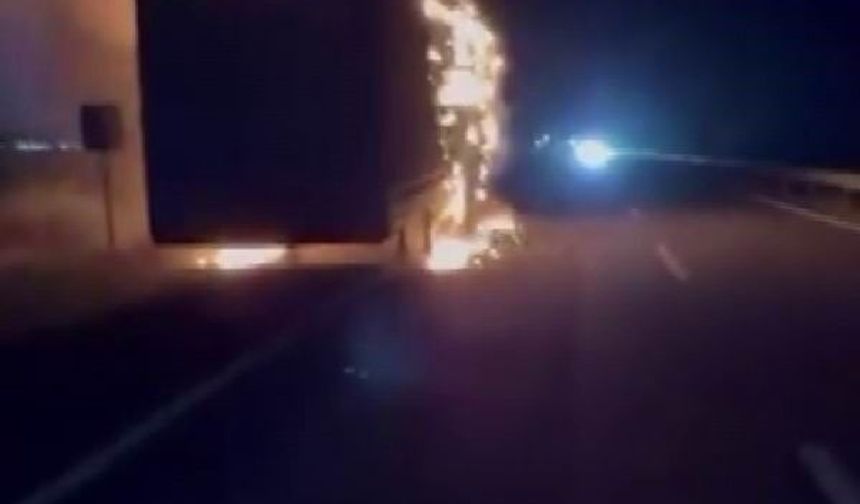 Diyarbakır'da seyir halindeki tırda yangın çıktı