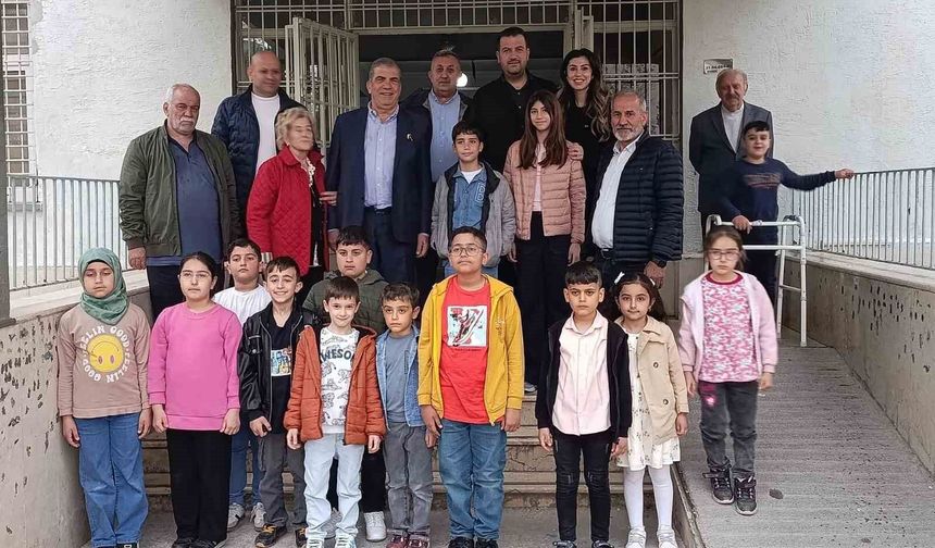 Diyarbakırlı iş adamından öğrencilere kırtasiye yardımı