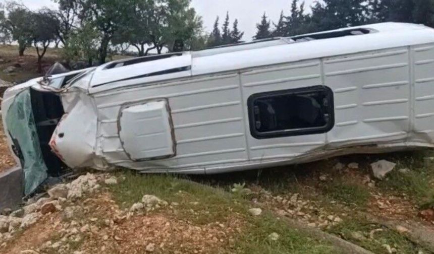 Gaziantep'te kontrolden çıkan işçi servisi şarampole uçtu: 16 yaralı