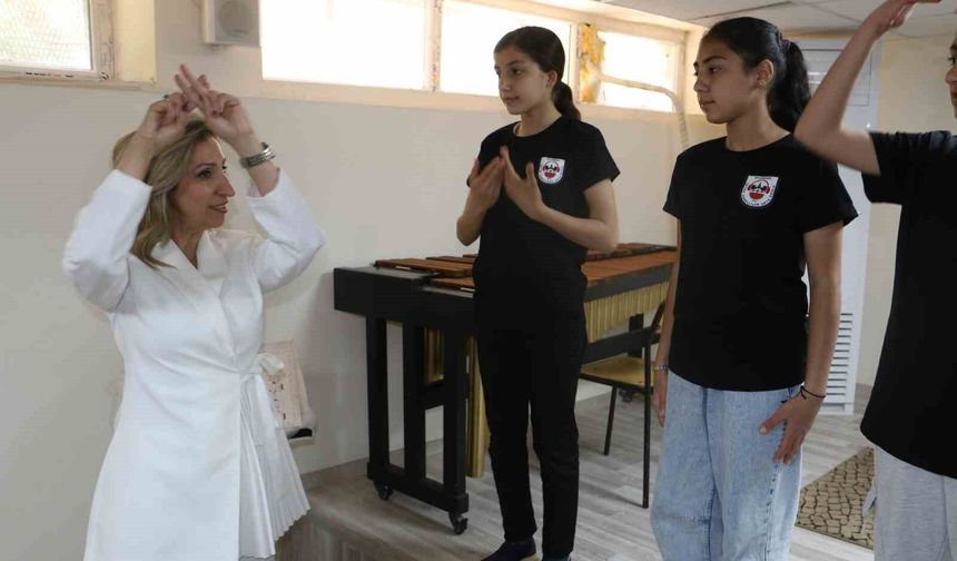 İşaret diliyle yürekten beste: 'Sizi Ruhumla Duyabilirim'