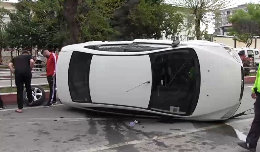 Siirt'te refüje çarpan otomobildeki 3 kişi yaralandı