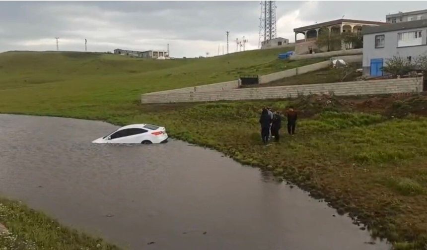 Siverek'te otomobil gölete düştü