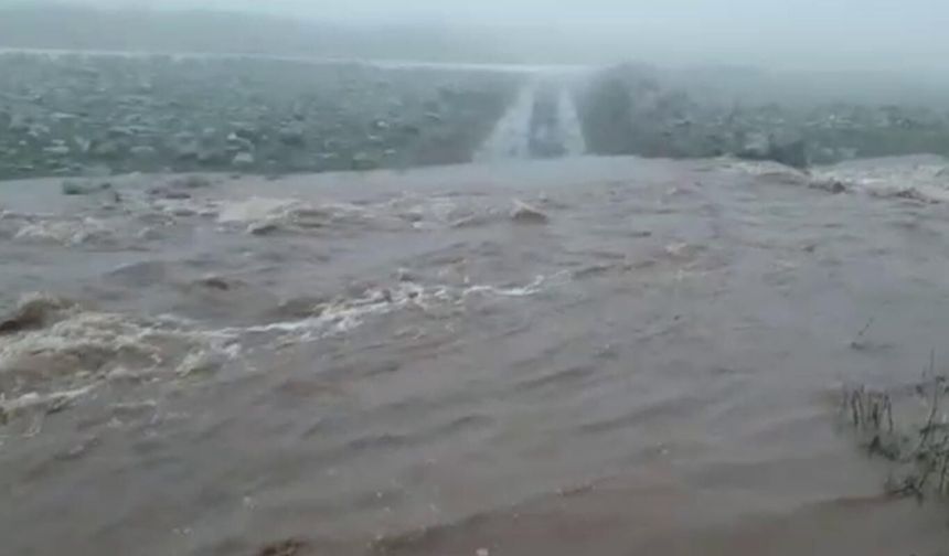 Beytüşşebap'ta dereler taştı, Köprüler yıkıldı