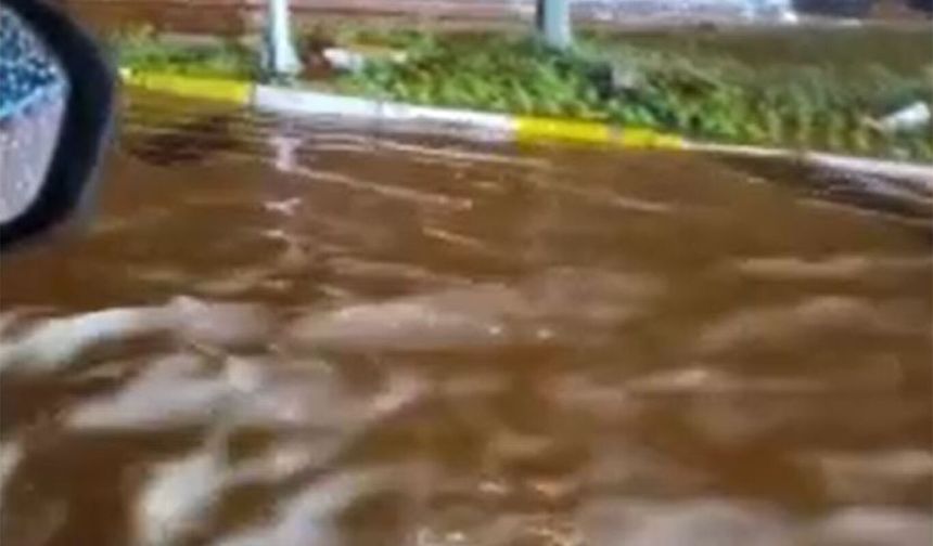 Diyarbakır'da fırtına çatılar uçurdu, yollar göle döndü