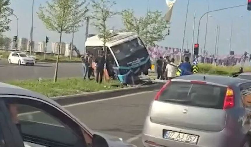 Diyarbakır’da özel halk otobüsü, kırmızı ışıkta bekleyen araçlara çarptı