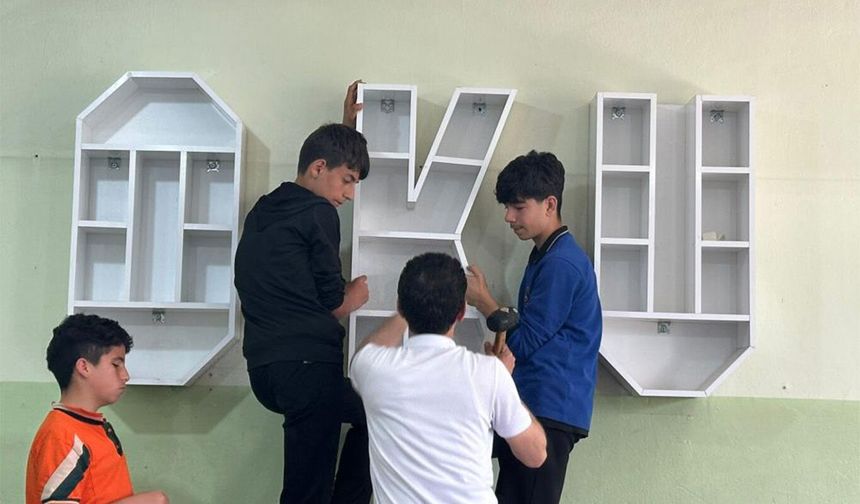 Diyarbakır'da meslek lisesi öğrencileri kardeş okullara kitaplıklar tasarladı