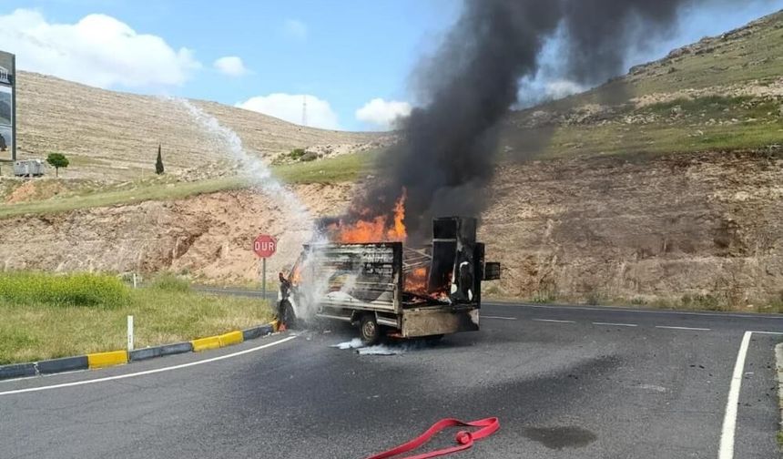 Diyarbakır'da ev eşyası taşıyan kamyonet alev aldı