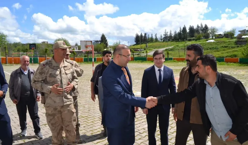 Diyarbakır'da kaymakam okul ziyaretinde öğrencilerle buluştu