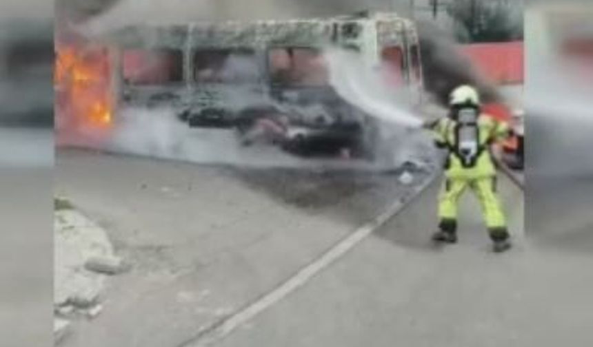 Diyarbakır'da öğrenci servisi alev alev yandı
